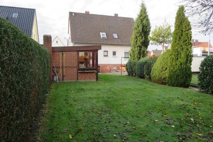 Garten mit Garage und Laube (4)